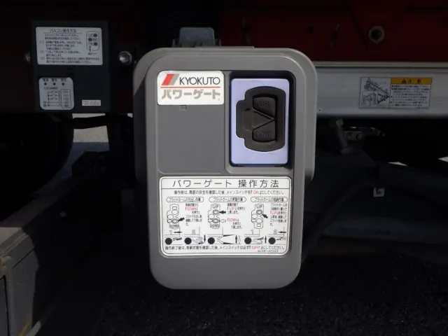 ゲートの操作スイッチです。|日野 レンジャー 2KG-FC2ABG(2WD)の写真16