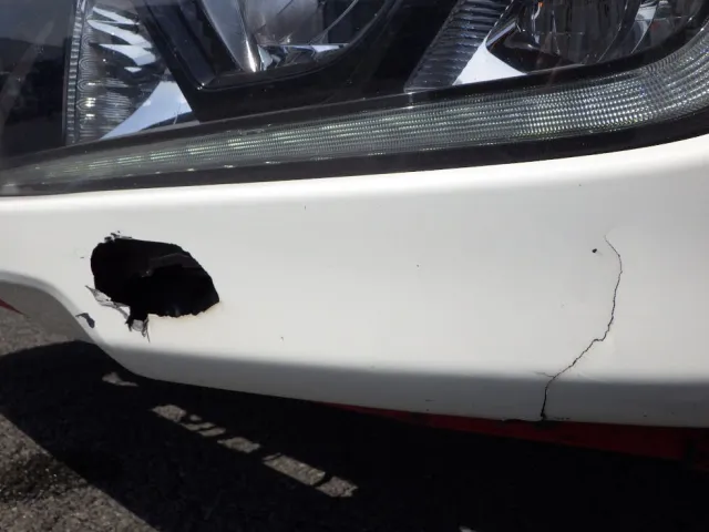 フロントバンパーの助手席側に割れがあります。|日野 レンジャー 2KG-FC2ABG(2WD)の写真33