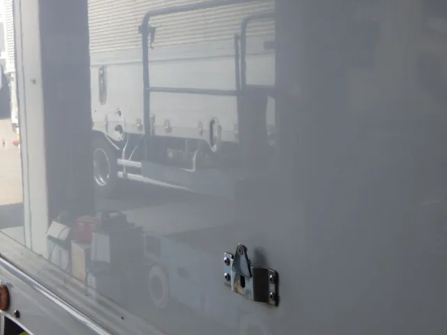 ボディーの運転席側にヘコミがあります。（助手席側にもあります）|日野 レンジャー 2KG-FC2ABG(2WD)の写真35