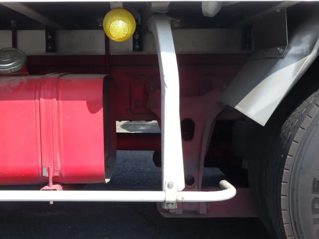 助手席側サイドバンパーステーに曲がりがあります。|日野 レンジャー 2KG-FC2ABG(2WD)の写真41