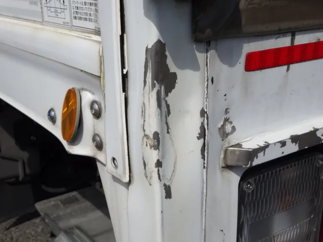 ボディー後方の両サイドにキズ・サビ・ヘコミがあります。|日野 レンジャー 2KG-FC2ABG(2WD)の写真46