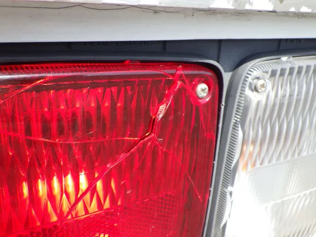 運転席側テールレンズに割れがあります。|日野 レンジャー 2KG-FC2ABG(2WD)の写真48