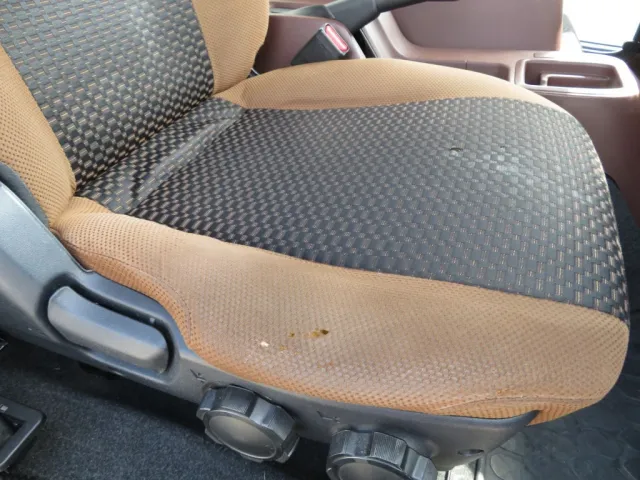 運転席座面にヘタリ・たばこの焦げ跡があります。|日野 レンジャー 2KG-FC2ABG(2WD)の写真7