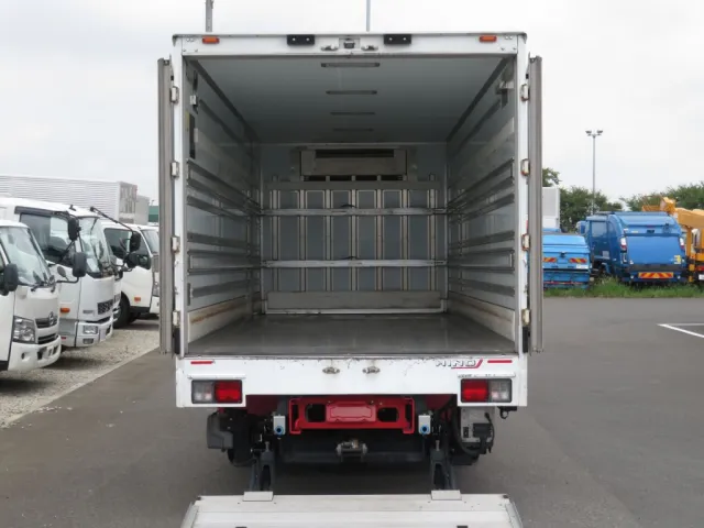 床はシステムフロア仕様です。|日野 レンジャー 2KG-FC2ABG(2WD)の写真11