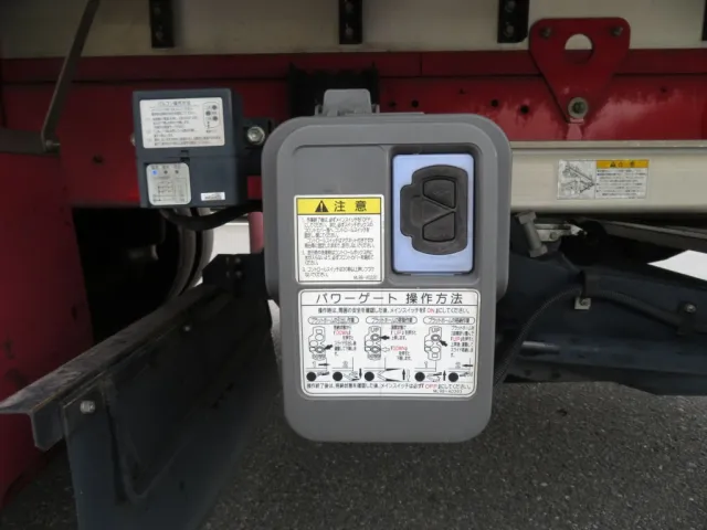 ゲートの操作スイッチです。|日野 レンジャー 2KG-FC2ABG(2WD)の写真14