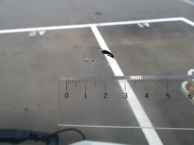 フロントガラス運転席側に飛び石跡があります。|日野 レンジャー 2KG-FC2ABG(2WD)の写真15