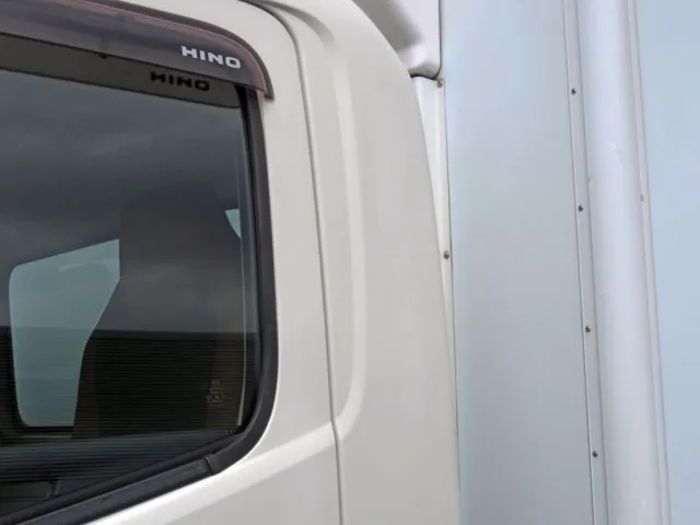 助手席側クォーターパネルに看板日焼け跡があります。|日野 レンジャー 2KG-FC2ABG(2WD)の写真31
