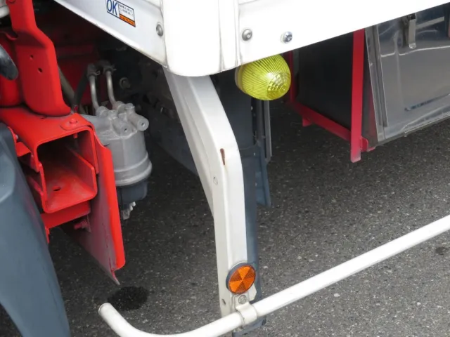 助手席側サイドバンパーステーに軽いサビがあります。|日野 レンジャー 2KG-FC2ABG(2WD)の写真34