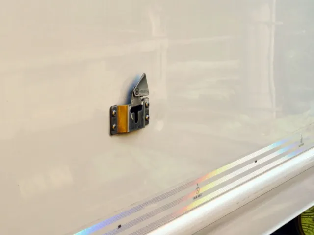 助手席側のパネル（リア扉のロック金具付近）にヘコミがあります。|日野 レンジャー 2KG-FC2ABG(2WD)の写真39