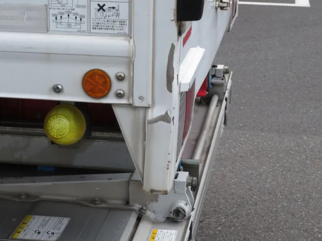 助手席側門口ポスト下部に曲がりがあります。|日野 レンジャー 2KG-FC2ABG(2WD)の写真40