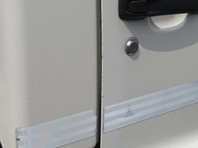 運転席ドア後端に細かいキズがあります。|日野 レンジャー 2KG-FC2ABG(2WD)の写真42