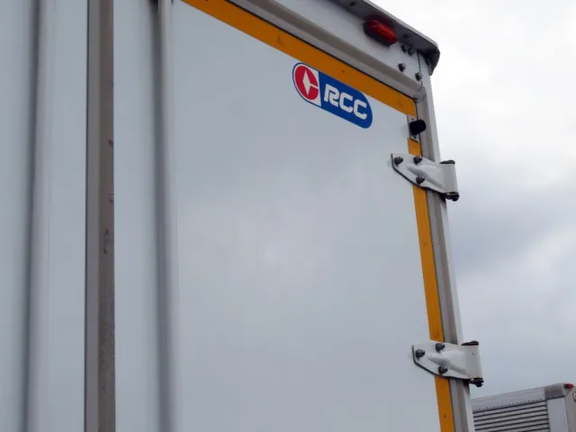 リア扉に看板日焼け跡があります。|日野 レンジャー 2KG-FC2ABG(2WD)の写真46