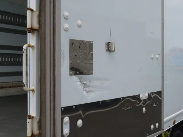 リア扉内側の状態です。|日野 レンジャー 2KG-FC2ABG(2WD)の写真48