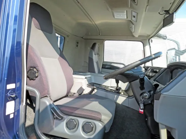 運転席座面にヘタリ・たばこの焦げ跡があります。|三菱 スーパーグレート QPG-FS64VZの写真6