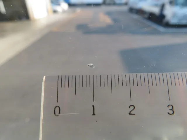 フロントガラス中央付近に小キズがあります。|三菱 スーパーグレート QPG-FS64VZの写真10