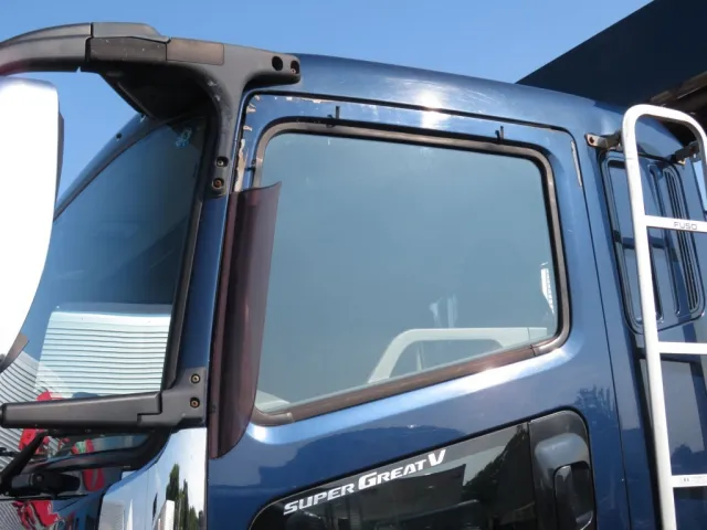 助手席側ドアバイザーが一部欠損しています。|三菱 スーパーグレート QPG-FS64VZの写真12