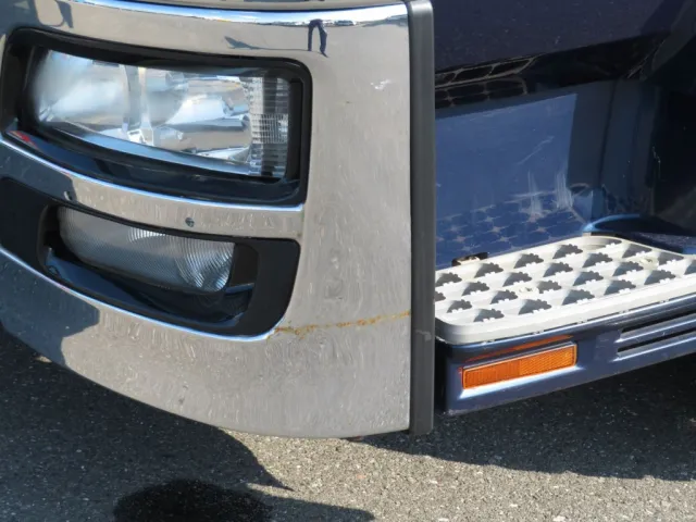 フロントバンパー助手席側にヘコミがあります。|三菱 スーパーグレート QPG-FS64VZの写真13