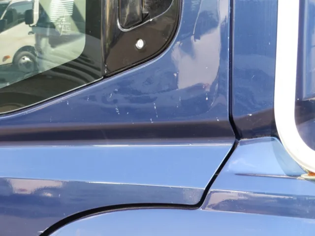 助手席ドアに細かいキズがあります。|三菱 スーパーグレート QPG-FS64VZの写真14
