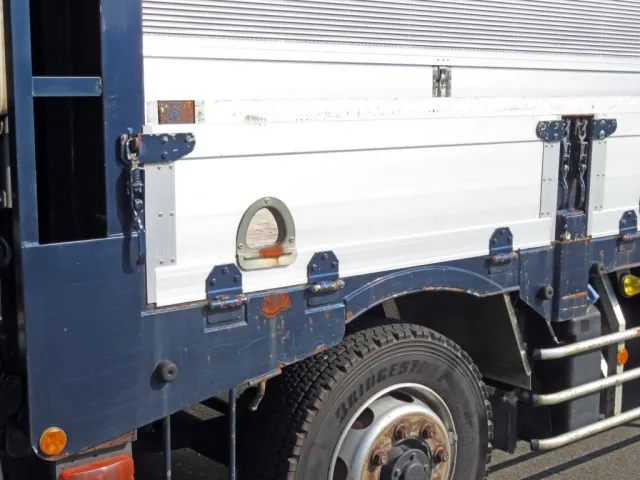 助手席側サイドレールにキズ・サビがあります。|三菱 スーパーグレート QPG-FS64VZの写真17