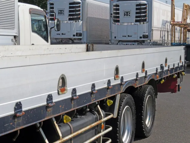 助手席側あおり各所に細かいキズ・軽いヘコミ、サイドレール各所に細かいキズ・サビがあります。|三菱 スーパーグレート QPG-FS64VZの写真18