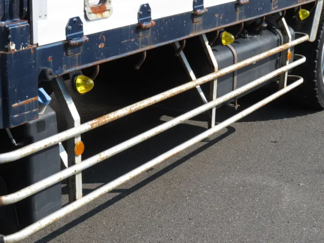 助手席側サイドバンパーにサビがあります。|三菱 スーパーグレート QPG-FS64VZの写真19