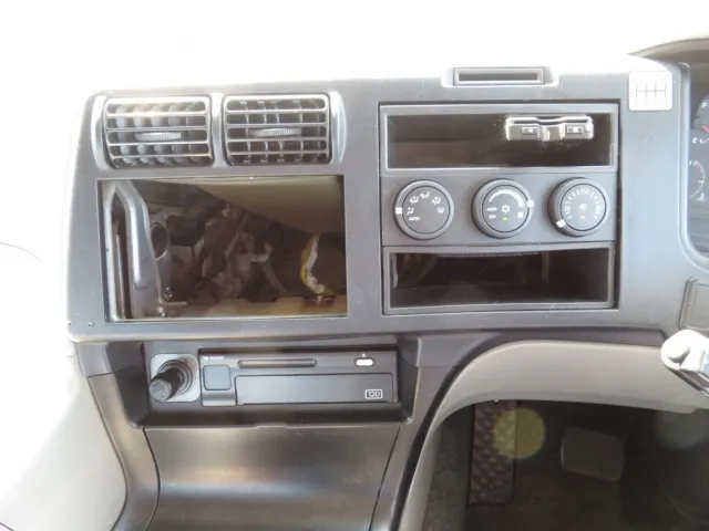 インパネ周りの状態です。(コンソールBOXが欠品しています)|三菱 スーパーグレート QPG-FS64VZの写真25