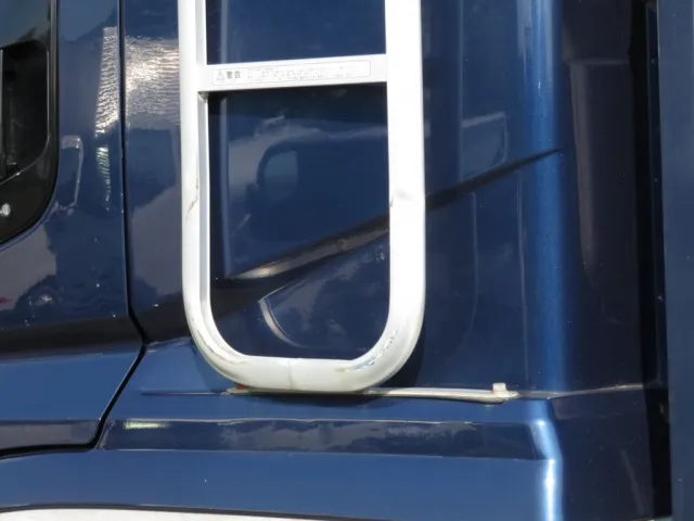 助手席側ハシゴにキズがあります。|三菱 スーパーグレート QPG-FS64VZの写真27