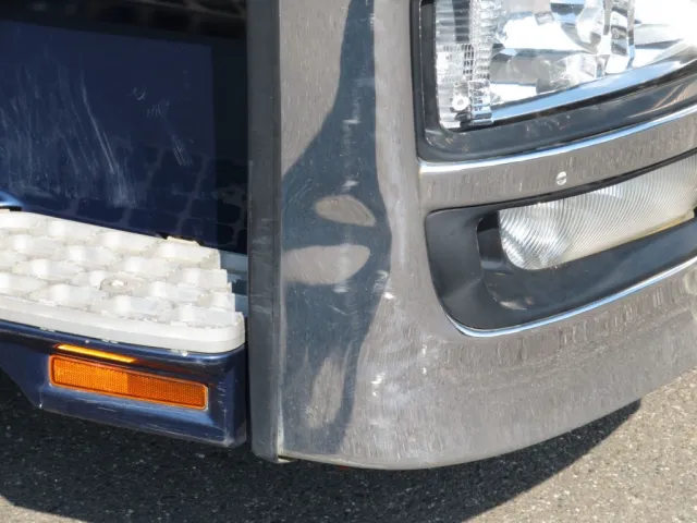 フロントバンパー運転席側にヘコミがあります。|三菱 スーパーグレート QPG-FS64VZの写真30