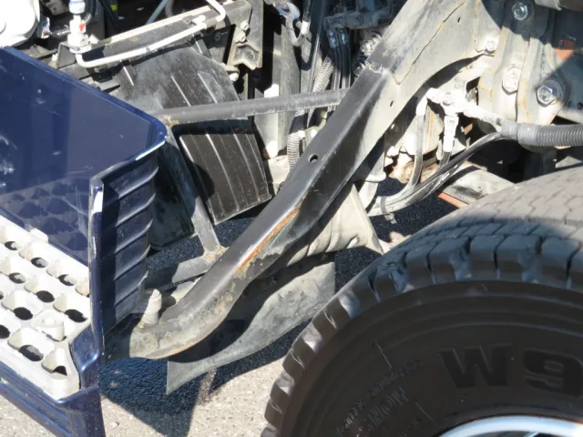 ステップのステーに曲がりがあります。|三菱 スーパーグレート QPG-FS64VZの写真33