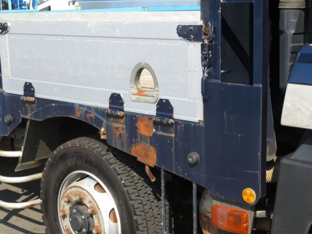 運転席側サイドレールにサビがあります。|三菱 スーパーグレート QPG-FS64VZの写真34