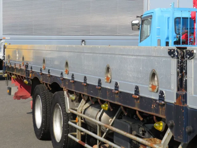 運転席側あおり各所に細かいキズ・軽いヘコミ、サイドレール各所に細かいキズ・サビがあります。|三菱 スーパーグレート QPG-FS64VZの写真35