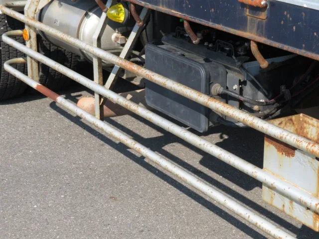 運転席側サイドバンパーにサビがあります。|三菱 スーパーグレート QPG-FS64VZの写真36