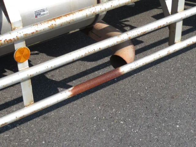 運転席側サイドバンパーに排気によるサビ箇所があります。|三菱 スーパーグレート QPG-FS64VZの写真37