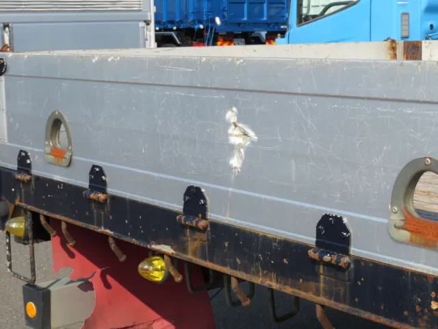 運転席側あおり後方にヘコミがあります。|三菱 スーパーグレート QPG-FS64VZの写真38