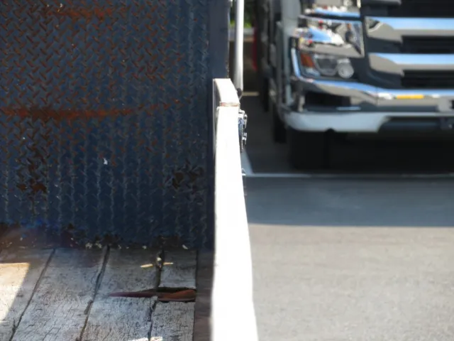 運転席側あおりに歪みがあります。|三菱 スーパーグレート QPG-FS64VZの写真42