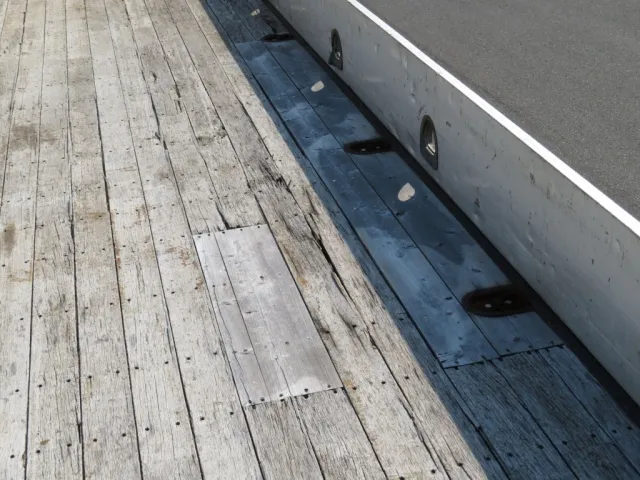 床板各所に補修箇所があります。|三菱 スーパーグレート QPG-FS64VZの写真43