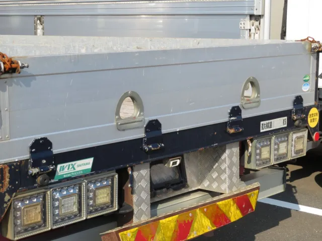 リアあおりに細かいキズ・看板日焼け跡があります。|三菱 スーパーグレート QPG-FS64VZの写真44