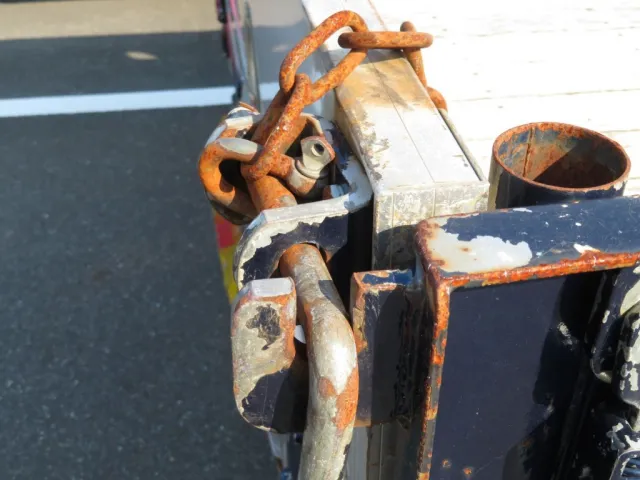 リアあおりのロックハンドル取り付け面にヘコミがあります。|三菱 スーパーグレート QPG-FS64VZの写真46