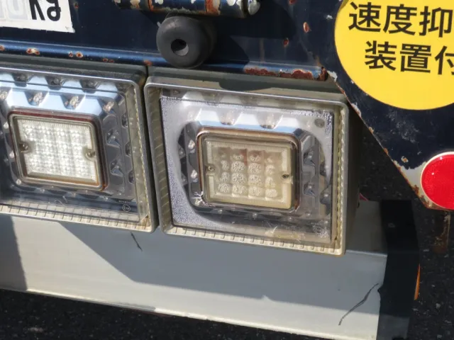 テールランプに水が混入しています。|三菱 スーパーグレート QPG-FS64VZの写真47