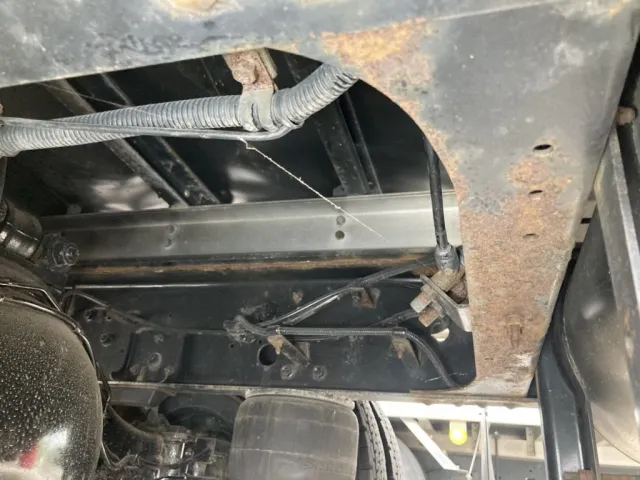 シャーシのクロスメンバーにサビが有ります。|いすゞ フォワード 2RG-FRR90T2(2WD)の写真10