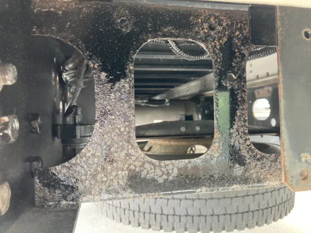 リアのクロスメンバーにサビが有ります。|いすゞ フォワード 2RG-FRR90T2(2WD)の写真11