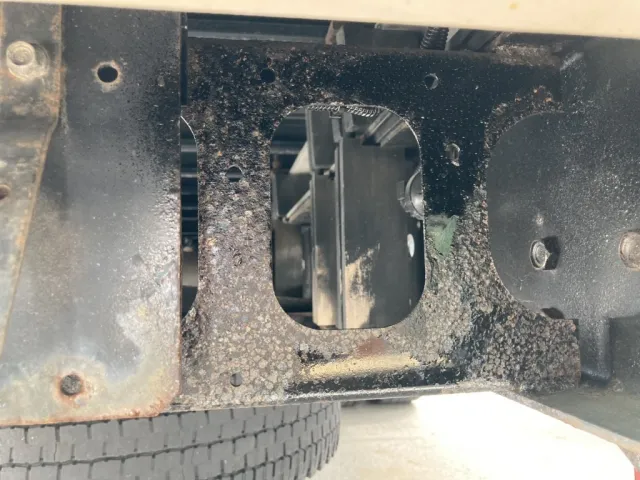 リアのクロスメンバーにサビが有ります。|いすゞ フォワード 2RG-FRR90T2(2WD)の写真12