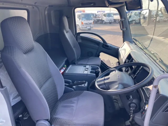 車内です。|いすゞ フォワード 2RG-FRR90T2(2WD)の写真14