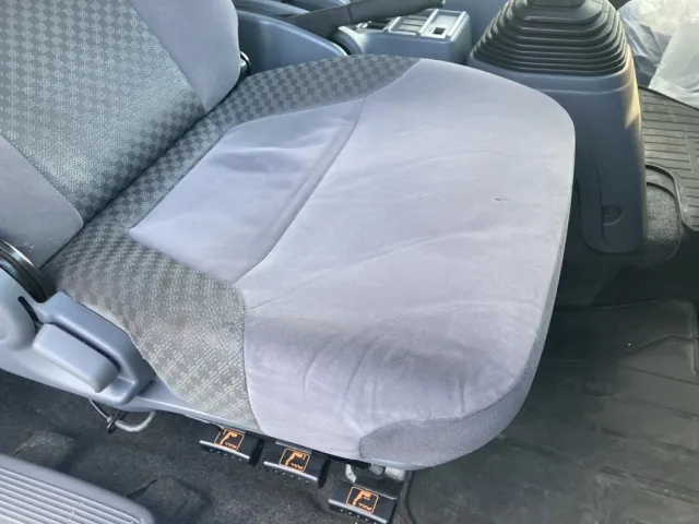 シート座面の状態です。|いすゞ フォワード 2RG-FRR90T2(2WD)の写真15