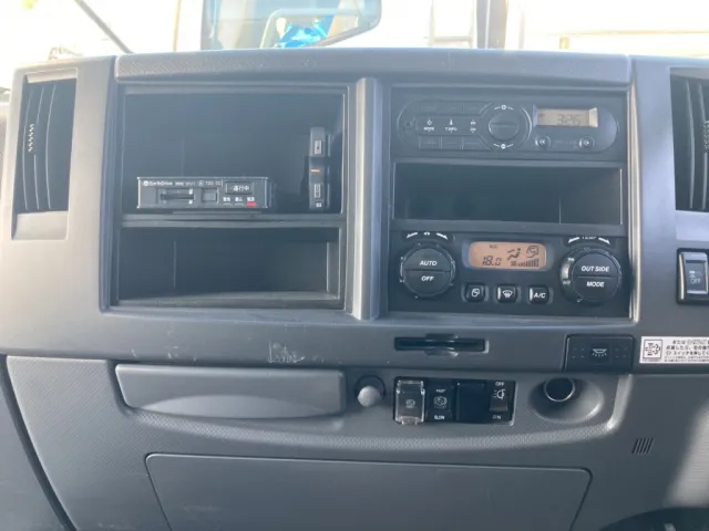 インパネ周りです。|いすゞ フォワード 2RG-FRR90T2(2WD)の写真36