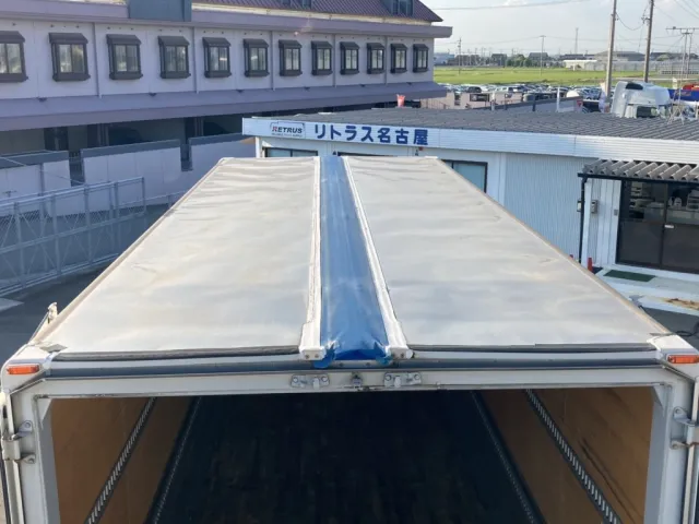 ウイングルーフの状態です。(後方と左端中央部に修正テープが貼ってあります。)|いすゞ フォワード 2RG-FRR90T2(2WD)の写真40