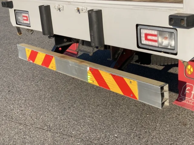 リアバンパーの両端のコーナーカバーが欠品しています。|いすゞ フォワード 2RG-FRR90T2(2WD)の写真42