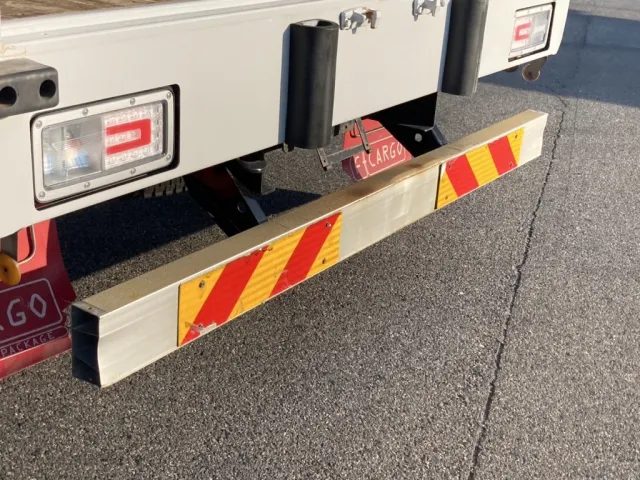 リアバンパーの両端のコーナーカバーが欠品しています。|いすゞ フォワード 2RG-FRR90T2(2WD)の写真43