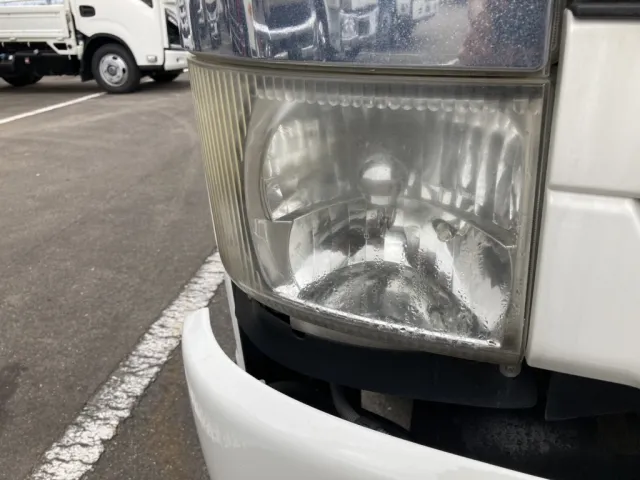 右側ライト内側に水滴が有ります。|いすゞ フォワード 2RG-FRR90T2(2WD)の写真44
