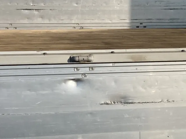 左アオリ裏(中央)の凹み状態です。|いすゞ フォワード 2RG-FRR90T2(2WD)の写真49